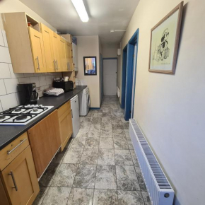 2 Bedroom w/shower flat, ALL TO YOU, not shared, Barnet